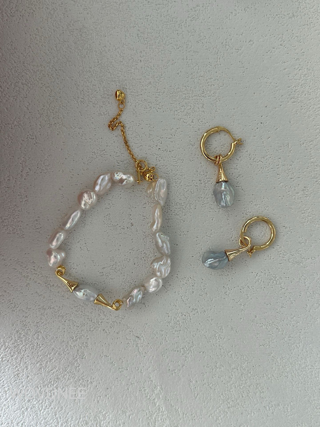 Baroque Pearl Bracelet with Gold Geometric Accents